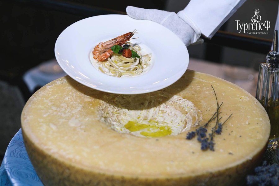 Встречайте итальянский гастрономический шедевр в ресторане «ТургенеФ» – сырную пасту «Пармиджано-Реджано» 